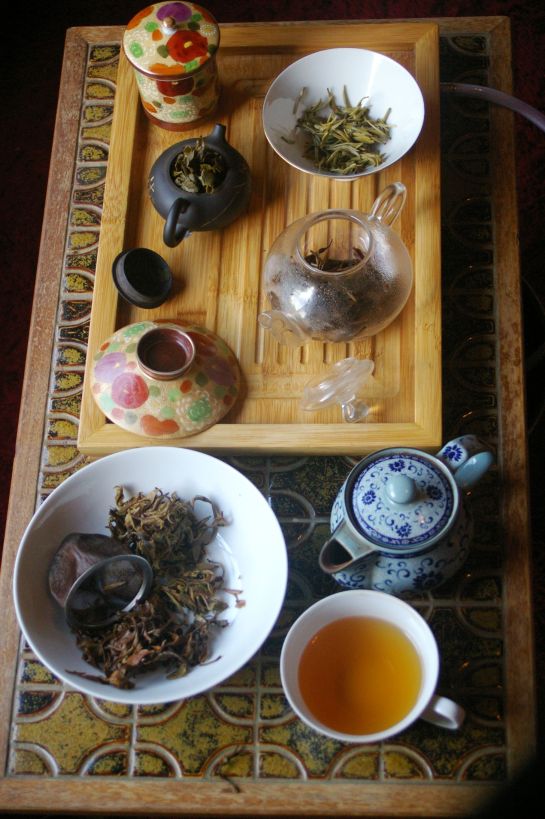 many cups went through the 2 pots and gaiwan on the tea tray..glass pot-"white peony", gaiwan- "gao yin ya" green, clay pot- autumn anxi benshan oolong (fresh pot and cup- Nepali special organic oolong)